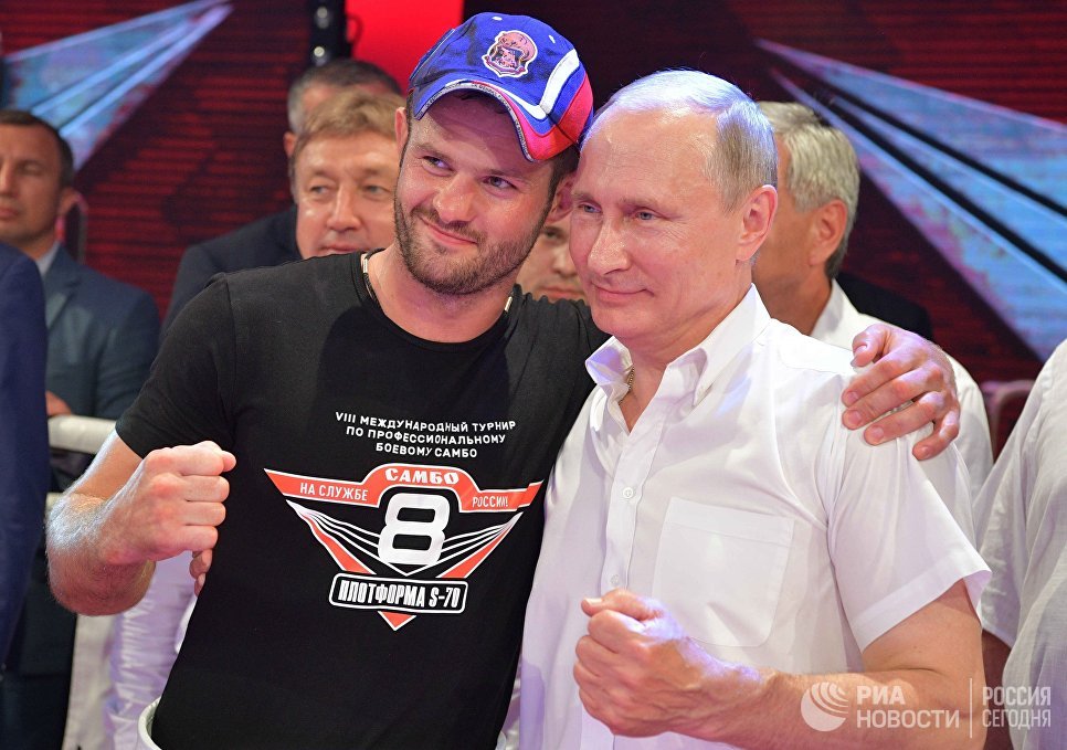 Владимир Путин фотографируется с чемпионом мира и Европы по универсальному бою, чемпионом России по рукопашному бою Дмитрием Бикревым на Международном турнире по профессиональному боевому самбо Плотформа S-70 Владимир Путин фотографируется с чемпионом мира и Европы по универсальному бою, чемпионом России по рукопашному бою Дмитрием Бикревым на Международном турнире по профессиональному боевому самбо Плотформа S-70