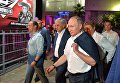Президент РФ Владимир Путин и председатель правительства РФ Дмитрий Медведев во время посещения ежегодного международного турнира по боевому самбо Плотформа S-70 в Сочи Президент РФ Владимир Путин и председатель правительства РФ Дмитрий Медведев во время посещения ежегодного международного турнира по боевому самбо Плотформа S-70 в Сочи