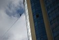 Канатоходец Максим Кагин идет по стропе, натянутой на высоте 126 метров между двумя небоскребами жилого комплекса Чемпион Парк, в Екатеринбурге Канатоходец Максим Кагин идет по стропе, натянутой на высоте 126 метров между двумя небоскребами жилого комплекса Чемпион Парк, в Екатеринбурге