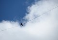 Канатоходец Максим Кагин во время прохода по стропе, натянутой на высоте 126 метров между двумя небоскребами жилого комплекса Чемпион Парк, в Екатеринбурге Канатоходец Максим Кагин во время прохода по стропе, натянутой на высоте 126 метров между двумя небоскребами жилого комплекса Чемпион Парк, в Екатеринбурге