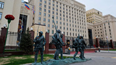 Памятник героям фильма Они сражались за Родину у здания министерства обороны РФ на Фрунзенской набережной в Москве Памятник героям фильма Они сражались за Родину у здания министерства обороны РФ на Фрунзенской набережной в Москве
