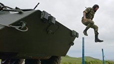 Военнослужащий армии России на финальном этапе Эстафета международного конкурса Морской десант - 2017 на полигоне Тихоокеанского флота РФ Клерк в Приморском крае. Архивное фото Военнослужащий армии России на финальном этапе Эстафета международного конкурса Морской десант - 2017 на полигоне Тихоокеанского флота РФ Клерк в Приморском крае. Архивное фото