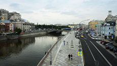 Якиманская набережная в Москве Якиманская набережная в Москве