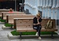 Девушка сидит на скамейке в 3-м Голутвинском переулке в Москве Девушка сидит на скамейке в 3-м Голутвинском переулке в Москве