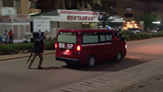 Пожарная бригада возле ресторана после нападения боевиков на ресторан в Уагадугу, Буркина-Фасо. 14 августа 2017 Пожарная бригада возле ресторана после нападения боевиков на ресторан в Уагадугу, Буркина-Фасо. 14 августа 2017