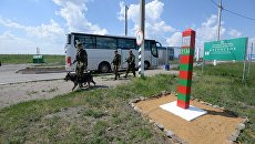 Пограничник с собакой на границе с Казахстаном. Архивное фото Пограничник с собакой на границе с Казахстаном. Архивное фото