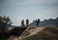 Отдыхающие гуляют недалеко от пляжа в Коктебеле Отдыхающие гуляют недалеко от пляжа в Коктебеле