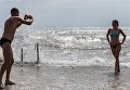 Отдыхающие фотографируются на пляже в Коктебеле Отдыхающие фотографируются на пляже в Коктебеле