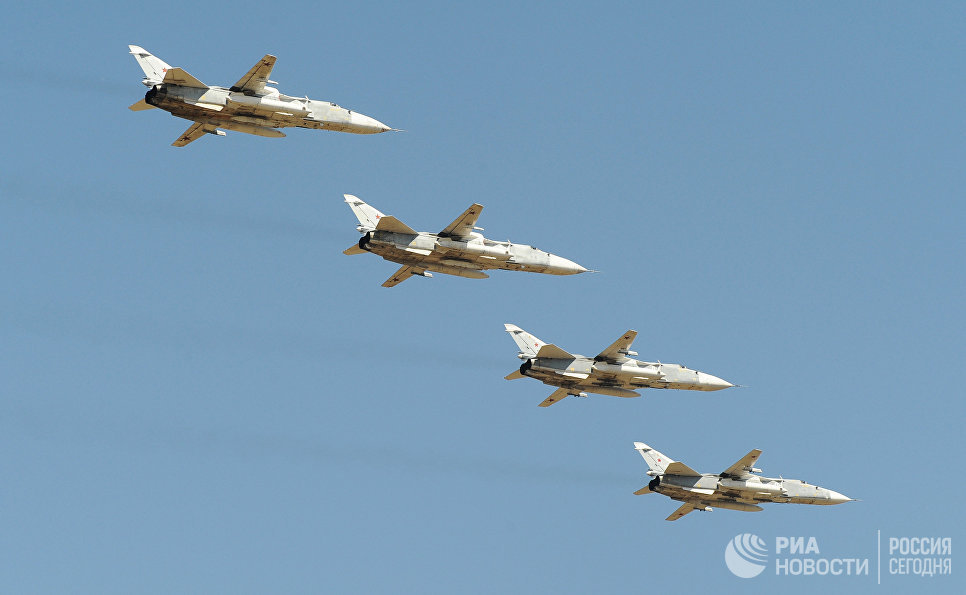 Самолеты Су-24 над полигоном Кадамовский в Ростовской области во время подготовки к международному военно-техническому форуму Армия-2017