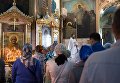 Священнослужитель и верующие во время богослужения в честь праздника Преображения Господня в соборе Воздвижения Креста Господня в Омске. 19 августа 2017 Священнослужитель и верующие во время богослужения в честь праздника Преображения Господня в соборе Воздвижения Креста Господня в Омске. 19 августа 2017