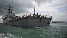 Эсминец ВМС США Джон Маккейн после столкновения с торговым судном. 21 августа 2017 Эсминец ВМС США Джон Маккейн после столкновения с торговым судном. 21 августа 2017