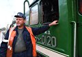 Машинист туристического поезда Императорская Россия перед отправлением с Казанского вокзала по маршруту Москва - Пекин Машинист туристического поезда Императорская Россия перед отправлением с Казанского вокзала по маршруту Москва - Пекин