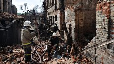 Сотрудники МЧС во время ликвидации последствий пожара в Ростове-на-Дону. 22 августа 2017 Сотрудники МЧС во время ликвидации последствий пожара в Ростове-на-Дону. 22 августа 2017