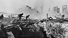 Советские солдаты штурмуют дом в Сталинграде. 1943 год Советские солдаты штурмуют дом в Сталинграде. 1943 год