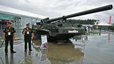 Военнослужашие у самоходной пушки 2С7М Малка на международном военно-техническом форуме Армия-2017 Военнослужашие у самоходной пушки 2С7М Малка на международном военно-техническом форуме Армия-2017