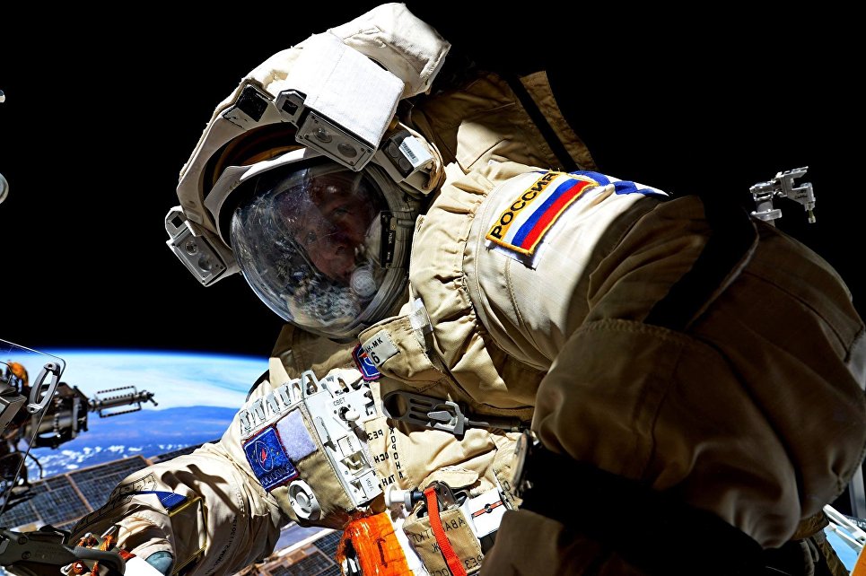 Космонавт Роскосмоса Сергей Рязанский во время выхода в открытый космос. 17 августа 2017