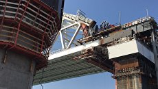 Железнодорожная арка моста в Крым поднята до проектной высоты 35 метров. Архивное фото Железнодорожная арка моста в Крым поднята до проектной высоты 35 метров. Архивное фото