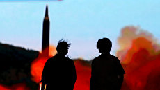 Трансляция новостей о запуске ракет в КНДР на улице Токио, Япония. Август 2017 Трансляция новостей о запуске ракет в КНДР на улице Токио, Япония. Август 2017