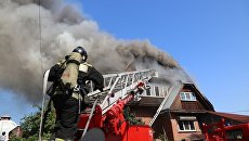 Сотрудники противопожарной службы МЧС России во время тушения пожара в частном доме престарелых Жемчужина в Красноярске. 28 августа 2017 Сотрудники противопожарной службы МЧС России во время тушения пожара в частном доме престарелых Жемчужина в Красноярске. 28 августа 2017