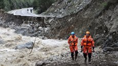 Сотрудники МЧС на месте схода селя в Республике Кабардино-Балкария. 1 сентября 2017 Сотрудники МЧС на месте схода селя в Республике Кабардино-Балкария. 1 сентября 2017