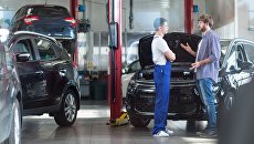 Механик общается с клиентом в автосервисе Механик общается с клиентом в автосервисе