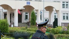 Сотрудник правоохранительных органов у здания школы №1 в Ивантеевке Московской области, где подросток открыл стрельбу. 5 сентября 2017 Сотрудник правоохранительных органов у здания школы №1 в Ивантеевке Московской области, где подросток открыл стрельбу. 5 сентября 2017