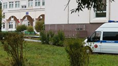 Автомобиль правоохранительных органов у здания школы №1 в Ивантеевке Московской области, где подросток открыл стрельбу. 5 сентября 2017 Автомобиль правоохранительных органов у здания школы №1 в Ивантеевке Московской области, где подросток открыл стрельбу. 5 сентября 2017