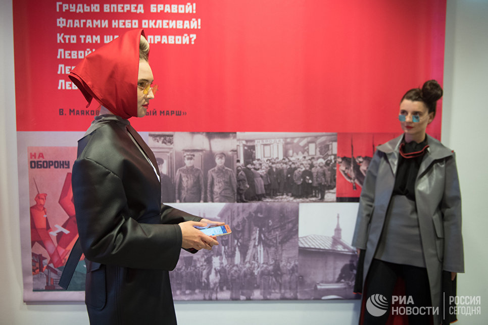 Модели демонстриурют одежду на открытии международной выставки Мода – народу! От конструктивизма к дизайну в музейно-выставочном центре Рабочий и Колхозница в Москве Модели демонстриурют одежду на открытии международной выставки Мода – народу! От конструктивизма к дизайну в музейно-выставочном центре Рабочий и Колхозница в Москве