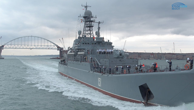 Большой десантный корабль Черноморского флота Азов выполняет переход по Керченскому проливу. Архивное фото