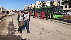 Сотрудники Красного креста и полумесяца в восточном Алеппо Сотрудники Красного креста и полумесяца в восточном Алеппо