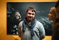 Фотограф Павел Волков на выставке работ финалистов Международного конкурса фотожурналистики имени Андрея Стенина в Центре фотографии имени братьев Люмьер в Москве Фотограф Павел Волков на выставке работ финалистов Международного конкурса фотожурналистики имени Андрея Стенина в Центре фотографии имени братьев Люмьер в Москве