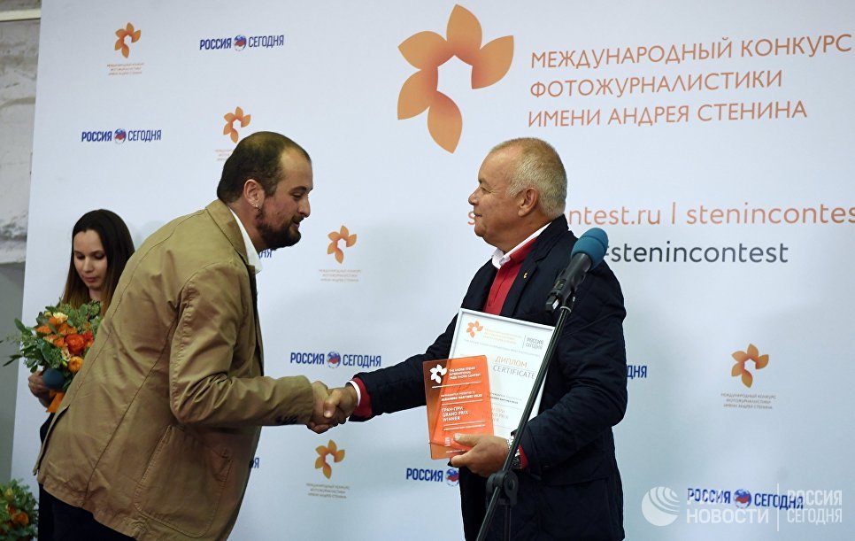 Генеральный директор МИА Россия сегодня Дмитрий Киселев на церемонии награждения финалистов Международного конкурса фотожурналистики имени Андрея Стенина в Центре фотографии имени братьев Люмьер в Москве Генеральный директор МИА Россия сегодня Дмитрий Киселев на церемонии награждения финалистов Международного конкурса фотожурналистики имени Андрея Стенина в Центре фотографии имени братьев Люмьер в Москве