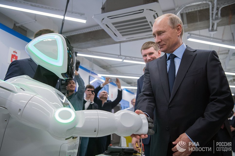 Владимир Путин во время посещения АО ЭР-Телеком Холдинг в Перми осматривает экспозиции предприятий малого и среднего бизнеса, работающих в сфере цифровой экономики. 8 сентября 2017 Владимир Путин во время посещения АО ЭР-Телеком Холдинг в Перми осматривает экспозиции предприятий малого и среднего бизнеса, работающих в сфере цифровой экономики. 8 сентября 2017