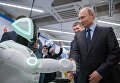 Владимир Путин во время посещения АО ЭР-Телеком Холдинг в Перми осматривает экспозиции предприятий малого и среднего бизнеса, работающих в сфере цифровой экономики. 8 сентября 2017 Владимир Путин во время посещения АО ЭР-Телеком Холдинг в Перми осматривает экспозиции предприятий малого и среднего бизнеса, работающих в сфере цифровой экономики. 8 сентября 2017