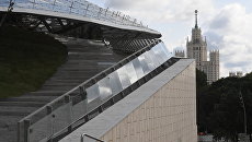 Лестница, ведущая под стеклянный купол летнего амфитеатра парка Зарядье. Архивное фото Лестница, ведущая под стеклянный купол летнего амфитеатра парка Зарядье. Архивное фото