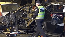 Полицейские осматривали место взрыва легкового автомобиля в Киеве Полицейские осматривали место взрыва легкового автомобиля в Киеве