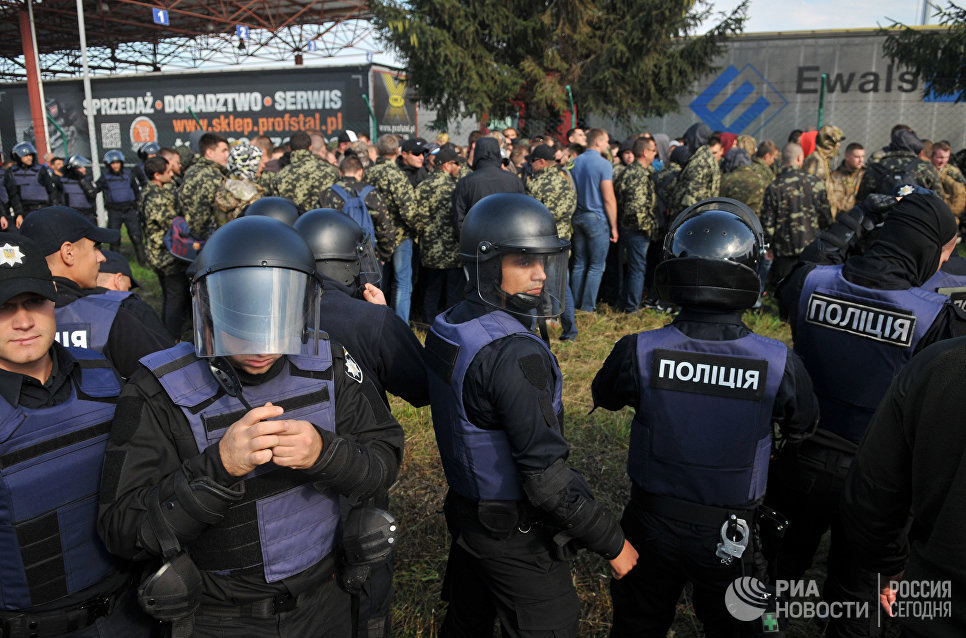 Сотрудники полиции у пункта пропуска Краковец на украинско-польской границе. 10 сентября 2017 Сотрудники полиции у пункта пропуска Краковец на украинско-польской границе. 10 сентября 2017