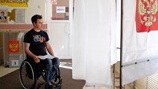 Избиратель в единый день голосования на избирательном участке в Краснодаре Избиратель в единый день голосования на избирательном участке в Краснодаре