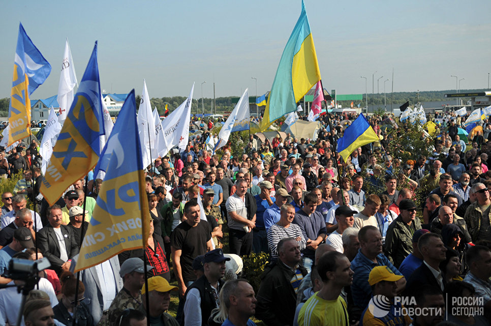 У пункта пропуска Краковец на украинско-польской границе, где собирается пересечь границу бывший президент Грузии, экс-губернатор Одесской области Михаил Саакашвили У пункта пропуска Краковец на украинско-польской границе, где собирается пересечь границу бывший президент Грузии, экс-губернатор Одесской области Михаил Саакашвили