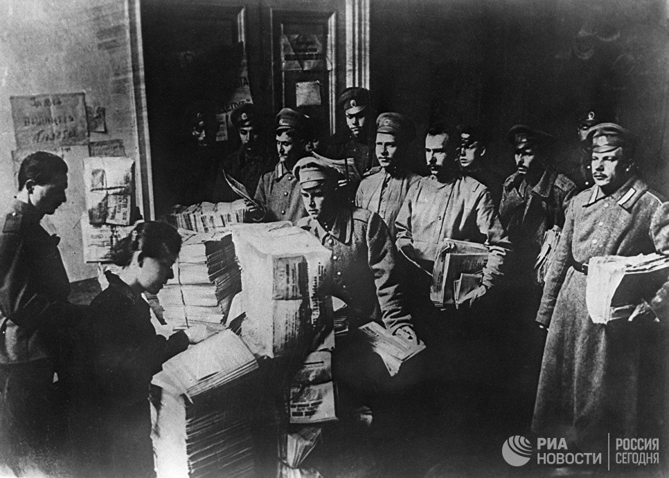 Раздача большевистских газет в воинских частях. Октябрь 1917 года. Петроград Раздача большевистских газет в воинских частях. Октябрь 1917 года. Петроград