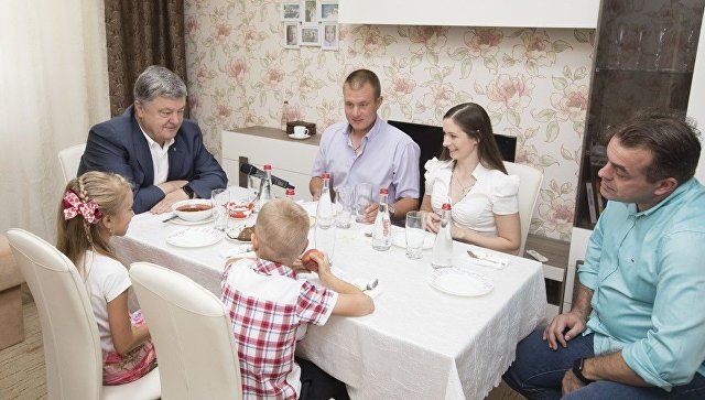 Президент Украины Петр Порошенко посетил семью танкиста Евгения Межевикина. Архивное фото