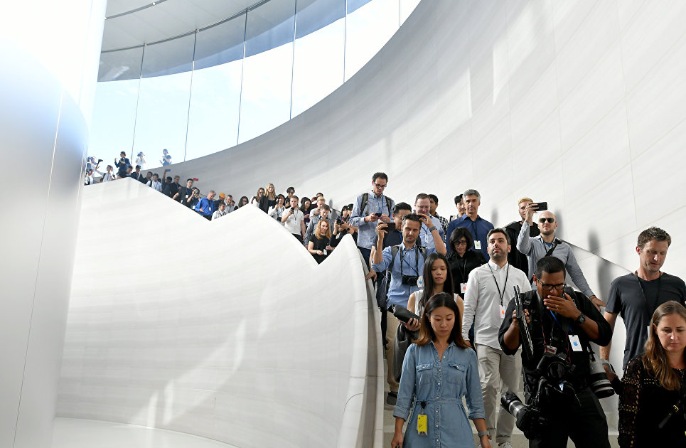 Представители СМИ в штаб-квартире Apple в Купертино Представители СМИ в штаб-квартире Apple в Купертино
