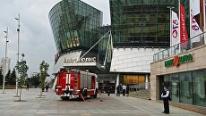 Горожане у торгового центра Метрополис в Москве Горожане у торгового центра Метрополис в Москве