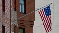Флаг возле здания генерального консульства США во Владивостоке. Архивное фото Флаг возле здания генерального консульства США во Владивостоке. Архивное фото