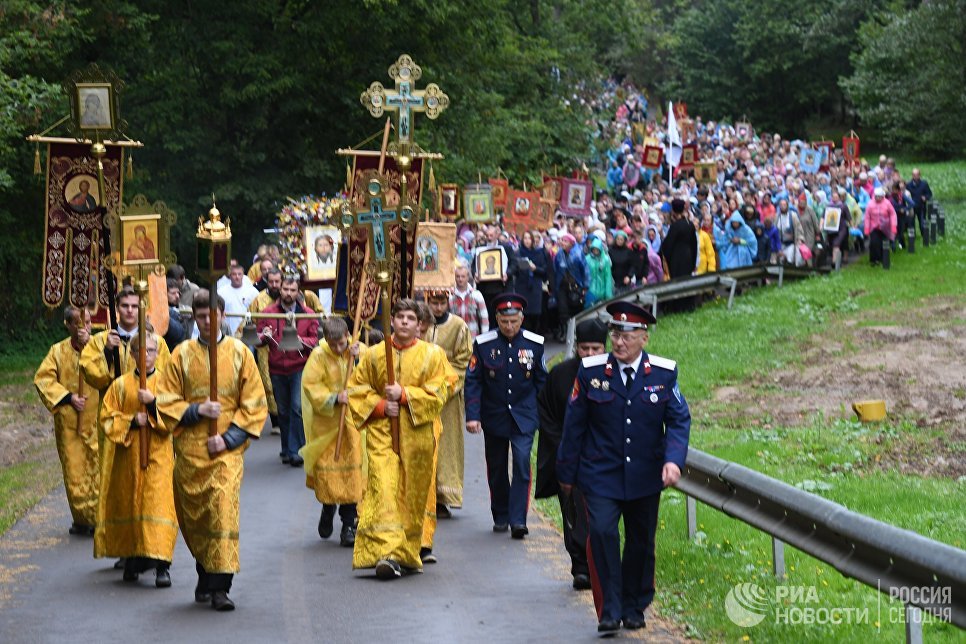 Участники VI Елисаветинского крестного хода направляются из села Ильинское в село Усово Участники VI Елисаветинского крестного хода направляются из села Ильинское в село Усово
