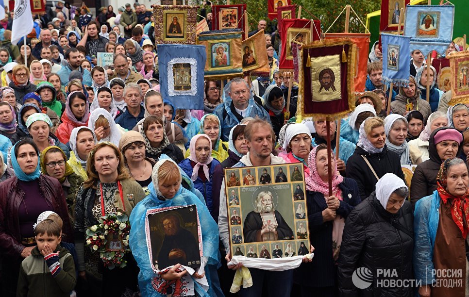 Верующие во время молебна у храма Спаса Нерукотворного Образа в селе Усово в Московской области Верующие во время молебна у храма Спаса Нерукотворного Образа в селе Усово в Московской области