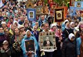Верующие во время молебна у храма Спаса Нерукотворного Образа в селе Усово в Московской области Верующие во время молебна у храма Спаса Нерукотворного Образа в селе Усово в Московской области
