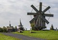 Восьмикрылая ветряная мельница из деревни Волкостров, расположенная на территории государственного историко-архитектурного и этнографического музея-заповедника Кижи на острове Кижи в Карелии Восьмикрылая ветряная мельница из деревни Волкостров, расположенная на территории государственного историко-архитектурного и этнографического музея-заповедника Кижи на острове Кижи в Карелии