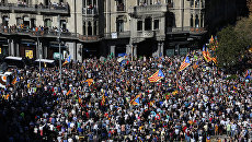 Многотысячный митинг перед зданием департамента экономики Каталонии в Барселоне. 20 сентября 2017 Многотысячный митинг перед зданием департамента экономики Каталонии в Барселоне. 20 сентября 2017