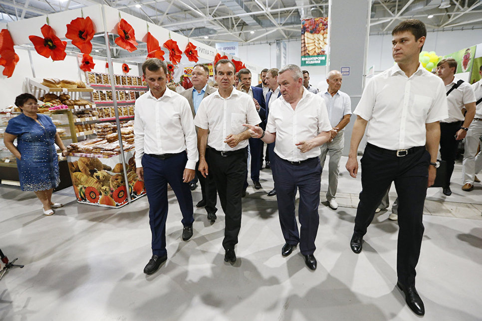 Глава Кубани Вениамин Кондратьев, председатель Заксобрания региона Владимир Бекетов на Кубанской ярмарке-2017 Глава Кубани Вениамин Кондратьев, председатель Заксобрания региона Владимир Бекетов на Кубанской ярмарке-2017